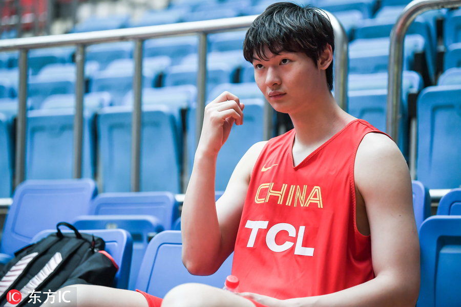 脱衣有肉!中国男篮红队赛前训练 方硕场边换衣