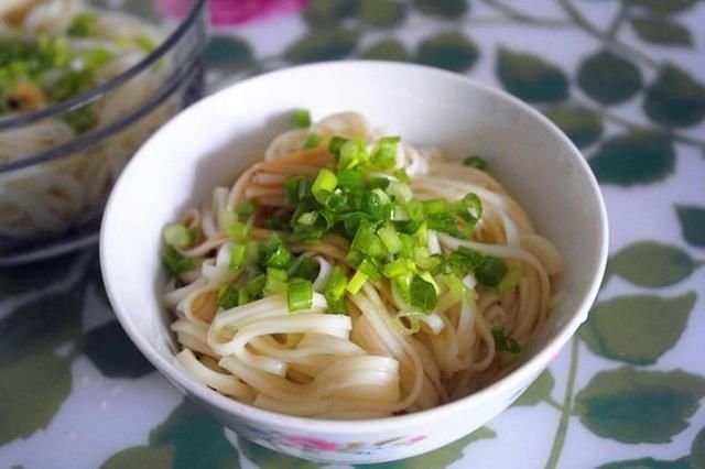 饿不饿，我煮碗面给你吃啊