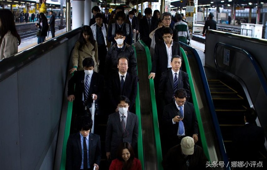 衣冠楚楚却如行尸走肉,日本上班族的悲惨人生