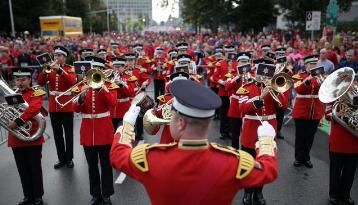 这个国家比中国大,军队6万人,一半是胖子!网友