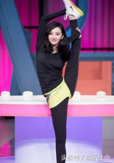 蒋欣景甜展示一字马,然而大家却把注意力,放到