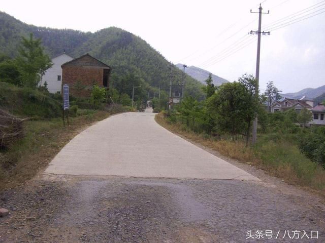 农村公路标准低，压坏了谁来修，两车交错难通过