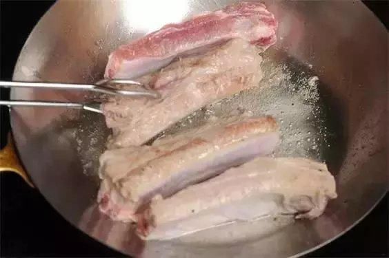 煮排骨时加一物, 邻居都闻到香味, 上桌分分钟被吃光!