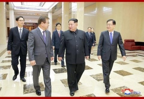 执政6年后 金正恩首次正式外交 执手欢笑热聊