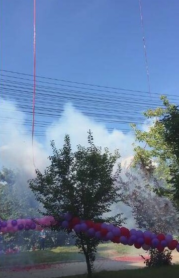 新人结婚用无人机放鞭炮,清洁阿姨:要求工资加