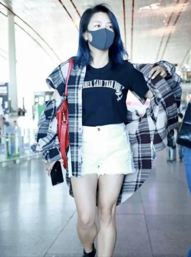 何洁时尚品味真难懂，走机场穿破烂格子衫搭短裤，时髦又俏皮