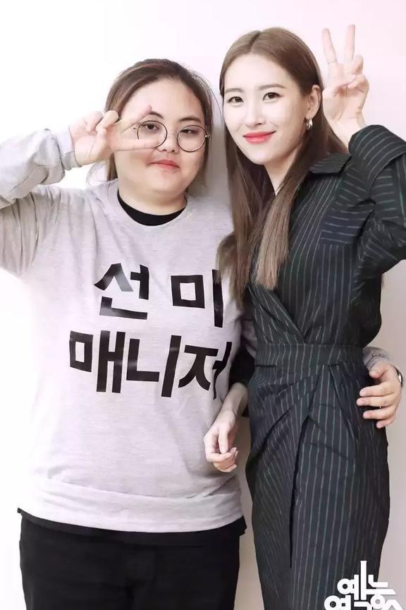 不只IU,宣美跟经纪人的感情也超好,两人曾手牵