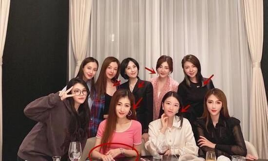 baby霸气回应和富婆圈合影站位争议：我是一个喜欢简单的人！