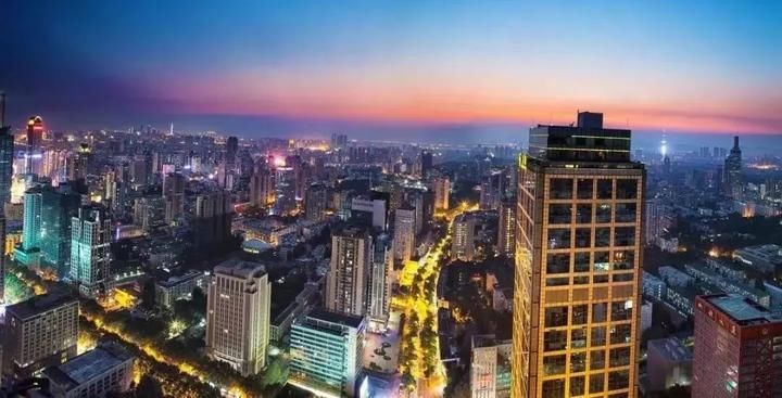 嘉兴的这两个地方规划进了上海,将有什么新发展机遇? 为进一步落实国家区域协调发展战略,推进长三角区域一体化发展,根据上海市委、市政府的总体工作部署,上海市规土局在学习借鉴国内外区域协同规划经验的基础上,从长江经济带和长三角城市群、上海大都市圈、邻沪地区三个层面系统推进长三角区域规划协同工作。 长江经济带、长三角城市群层面 在宏观上明确区域总体定位和发展战略。《长江经济带发展规划纲要》、《长江三角洲城市群规划》等区域发展的纲领性文件已发布,上海市规土局在全市总规、区总规、新市镇总规等各层次规划编制中落实国家