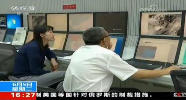 央视台风报道中一闪而过的瞬间,背后细节引人深思