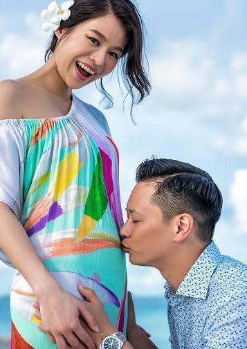 怀二胎? 胡杏儿停下工作与老公外出度假, 晒侧