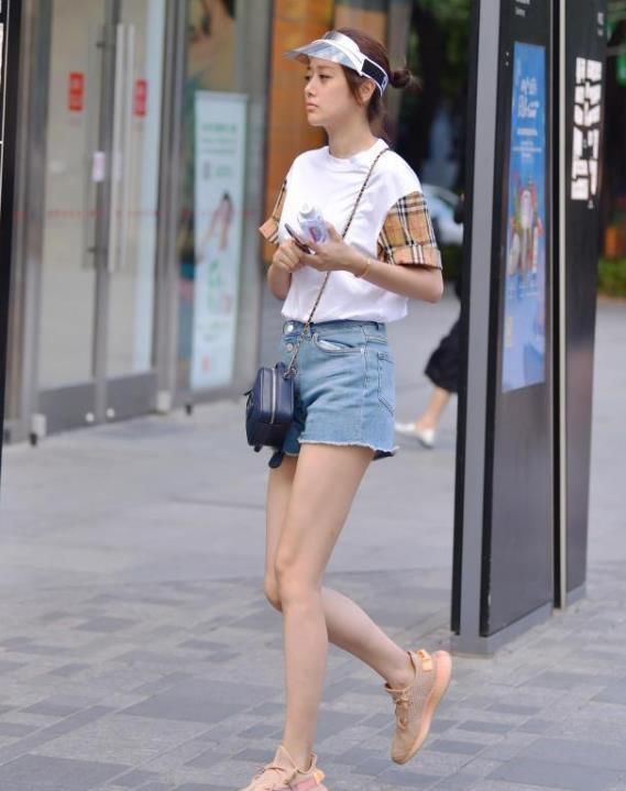 小姐姐一款颜色淡雅的连衣长裙,显得非常俏皮可爱插图(3) 小姐姐一款颜色淡雅的连衣长裙,显得非常俏皮可爱插图(3)