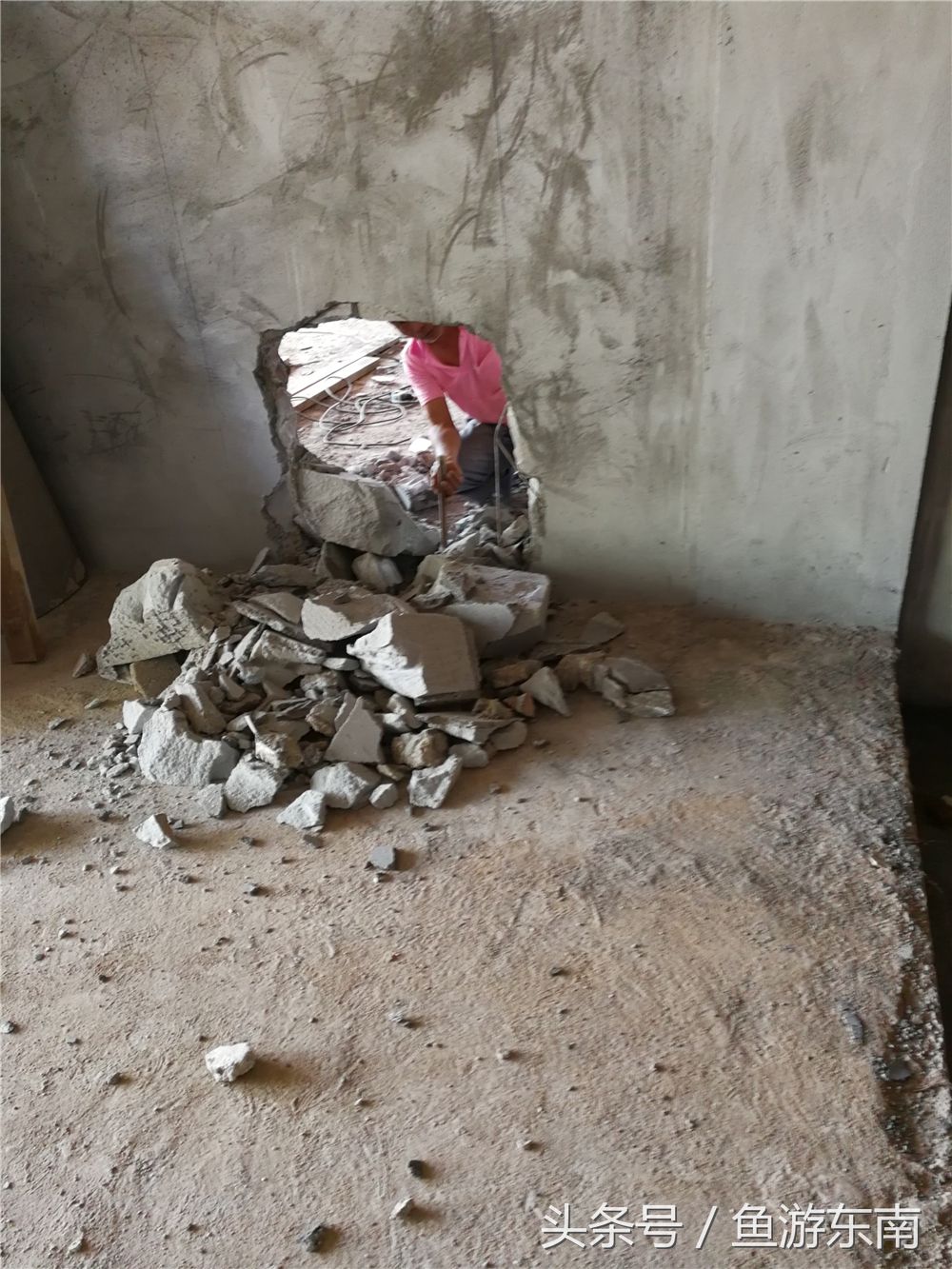 60岁老人,每天提着20斤重工具打爆,140一天的