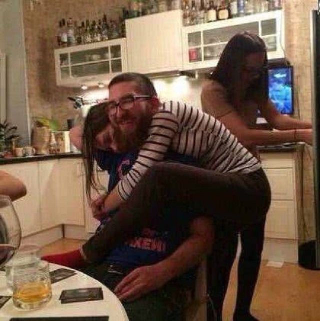 搞笑GIF:小伙你单身多久了,看见妹子反应这么大 GIF动图 第3张-福利吧