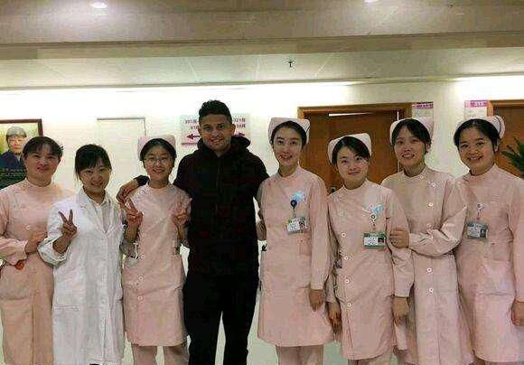 恒大记者透露埃神将租借离队,而上港翻译的回