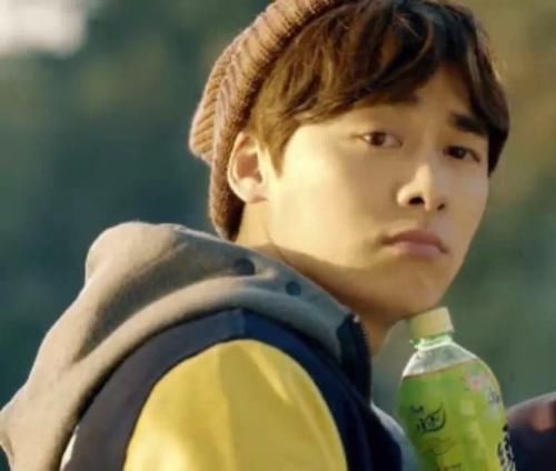 如何评价李易峰?网友:帅的像整容!