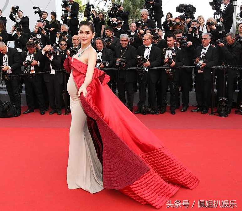 “泰国范冰冰”香波挺大肚亮相戛纳电影节 大红裙摆显霸气女王范_【今日爆点】