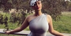她被誉为“翻版杨贵妃”,虽是160斤的女模特,却丝毫不显臃肿插图(2) 她被誉为“翻版杨贵妃”,虽是160斤的女模特,却丝毫不显臃肿插图(2)