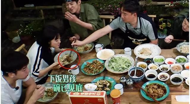 《向往的生活》黄磊吃饭时把筷子放进沈月的碗