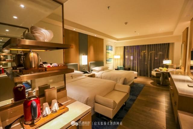 三亚山海天万豪，走出酒店便是海