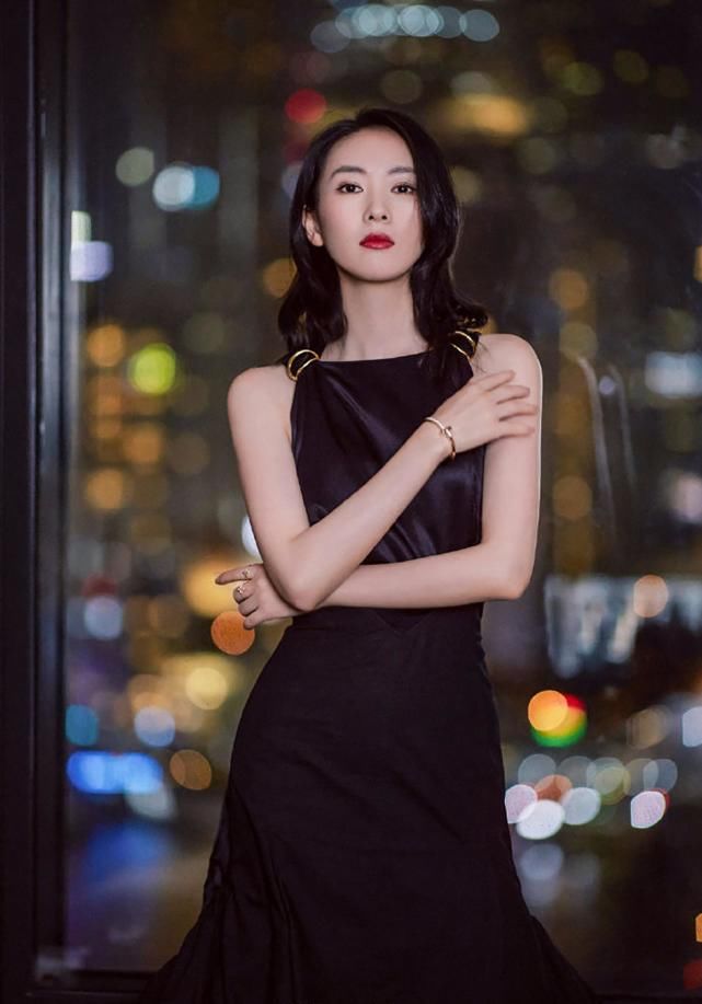 童瑶真是与众不同，穿黑色挂脖连衣裙像极了贵妇，气质优越好高级