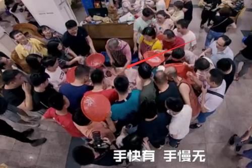 广州最生猛的饭店,点菜全都靠抢,网友:没想到你