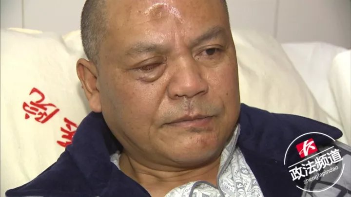 男子吸毒致幻抢大巴方向盘 乘务员上前制止头