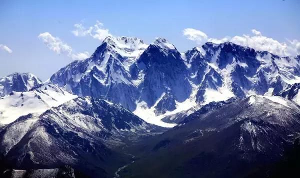 新疆有座被众人膜拜3000多年的神山，美的逆天了！