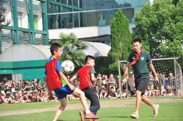 绿城球员和小学生来了场少打多的较量,结果居