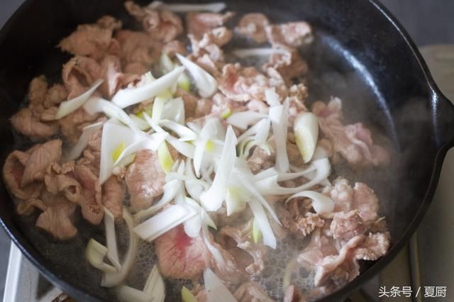 发财中国年芹菜炒肉这样炒，搭配猪肉的香软，吃起来更加清脆爽口