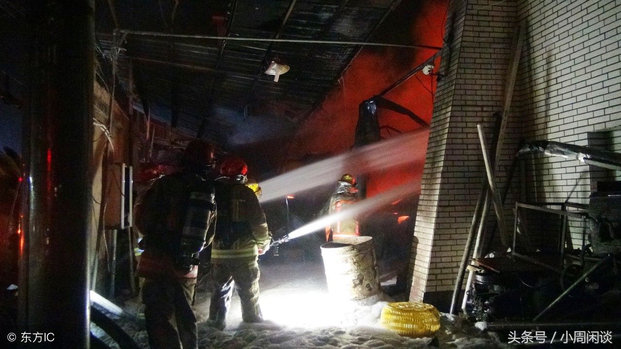消防员前往餐馆灭火,工作人员向路面撒盐