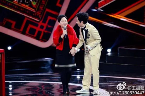 父母同脸的明星：关晓彤妈妈基因强大，谢娜跟妈妈神态都一模一样