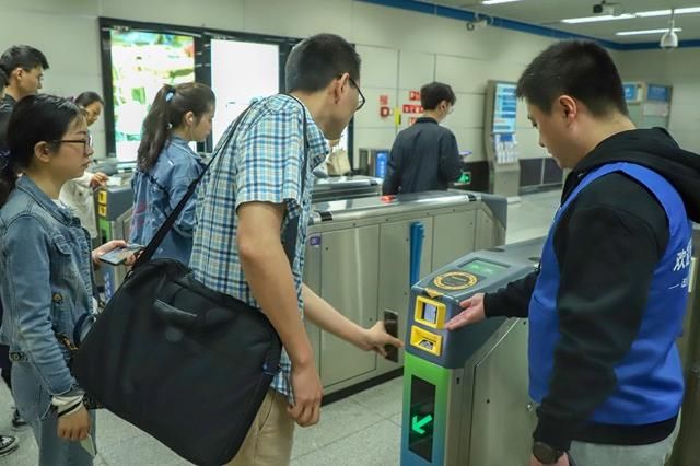 天府通APP注册用户破300万 幸运儿获300天免