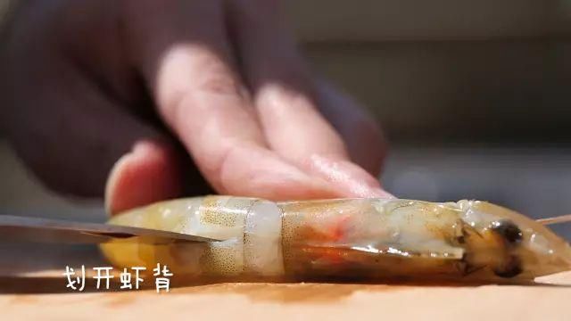 油焖大虾怎么做最入味？饭店大厨那偷学的秘方，吃一口回味无穷