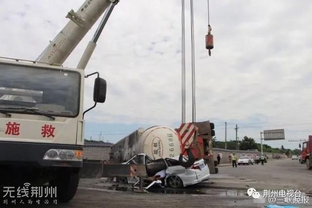 水泥罐车侧翻压扁鄂D牌照小车，4人身亡、涉事司机被控制