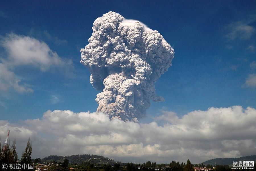 印尼锡纳朋火山再度喷发 火山灰喷射高5千米