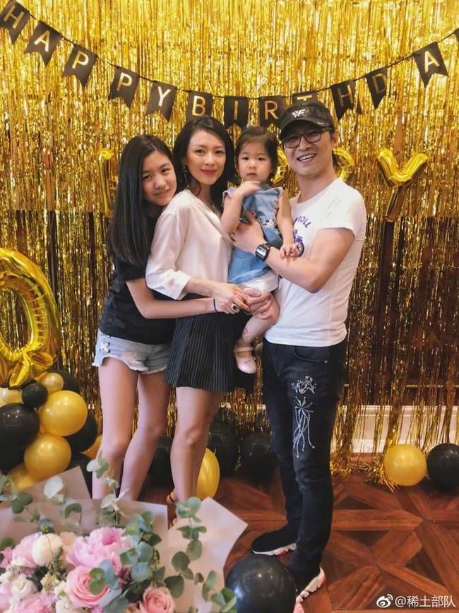 章子怡为女儿擦嘴 醒醒长高了侧脸像极了汪峰