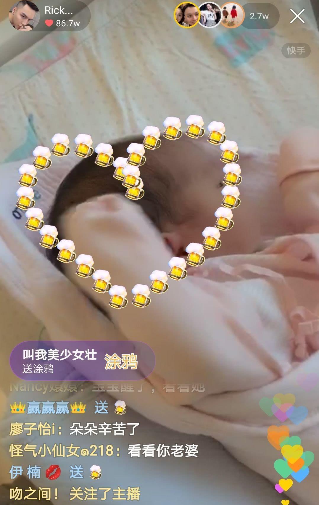 韩安冉老公直播秀女儿,小猪妹酒窝太可爱,网