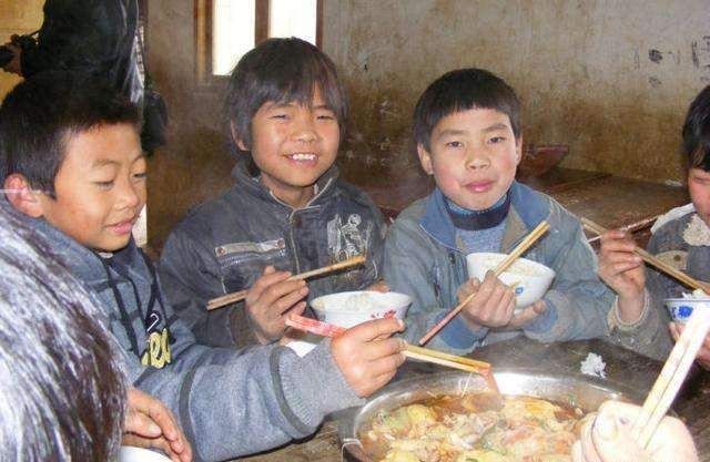 山区孩子在学校吃这种午餐,这样的伙食看着让人心酸!