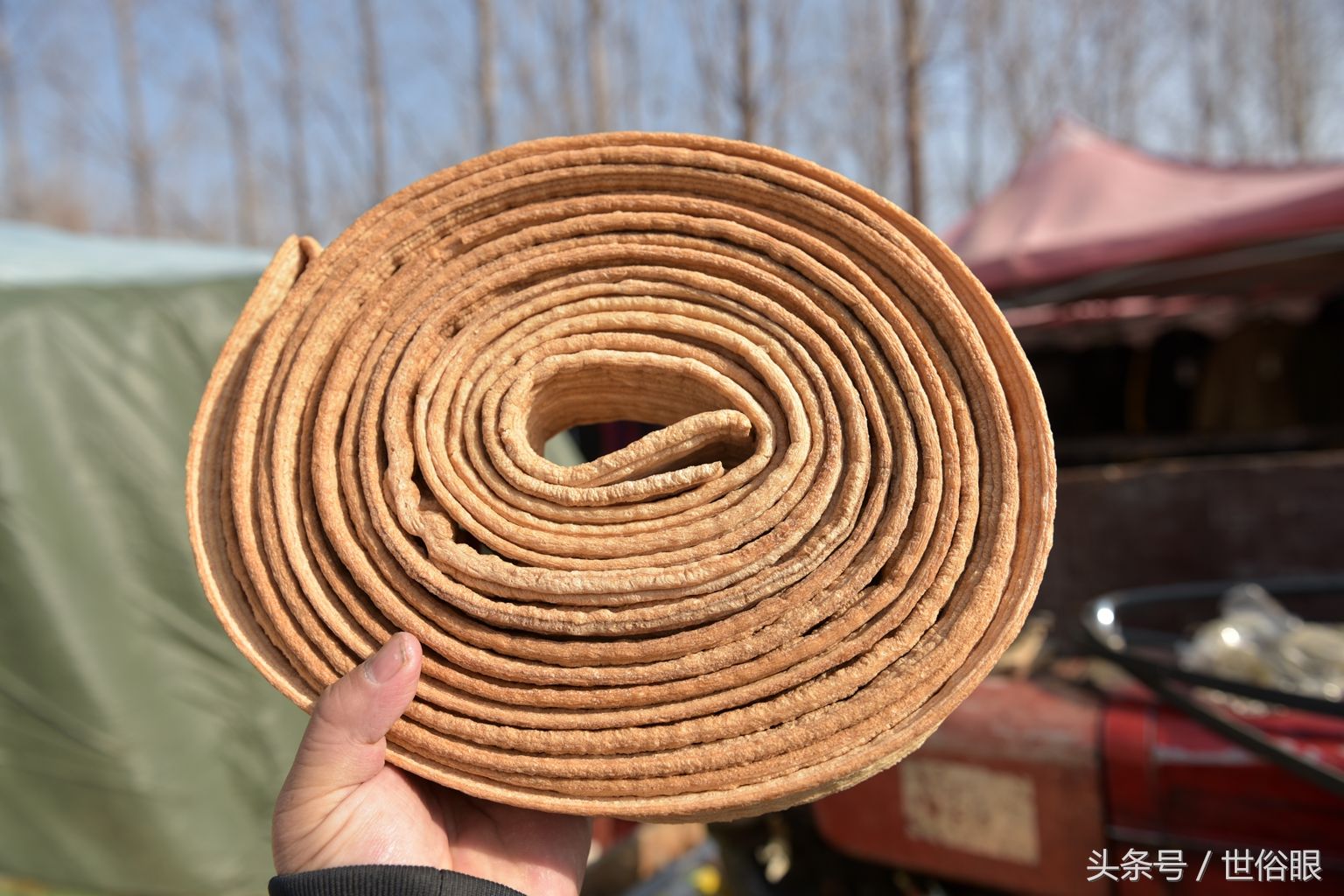 村小伙用一神器制作美食,形如消防水带,一盘就