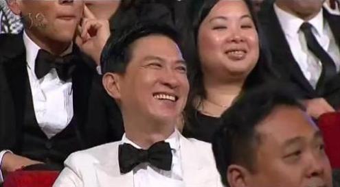 黄渤出席公安部发布会鞠躬致谢,情商到底有多