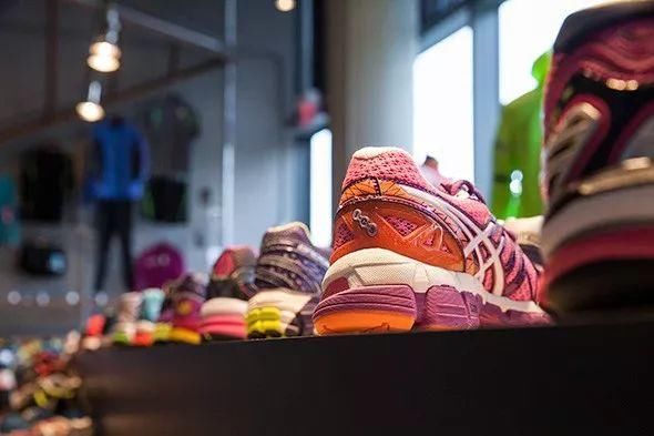 为什么所有跑步的人指甲都会变黑?