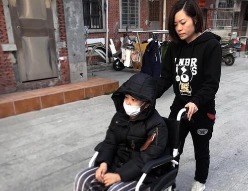 11岁女生4次化疗头发掉光,盼病好留痔疮嫌弃长发吗得单被唱歌女孩会图片
