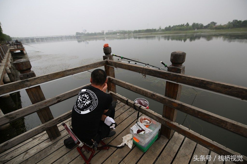 大雨过后河中鱼儿真多，青岛市民扎堆钓鱼乐真是舒坦