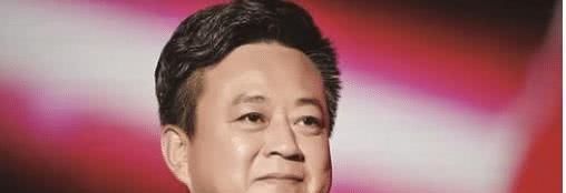 他虽然连续主持春晚21年,但如今却因一件事而失去这个资格