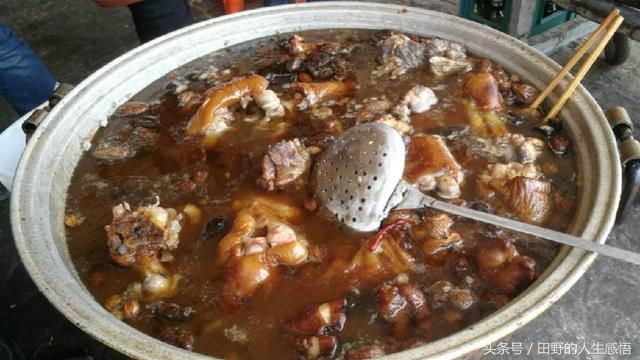 大叔卖的卤猪蹄20元一只,靠特色赚了大钱,顾客