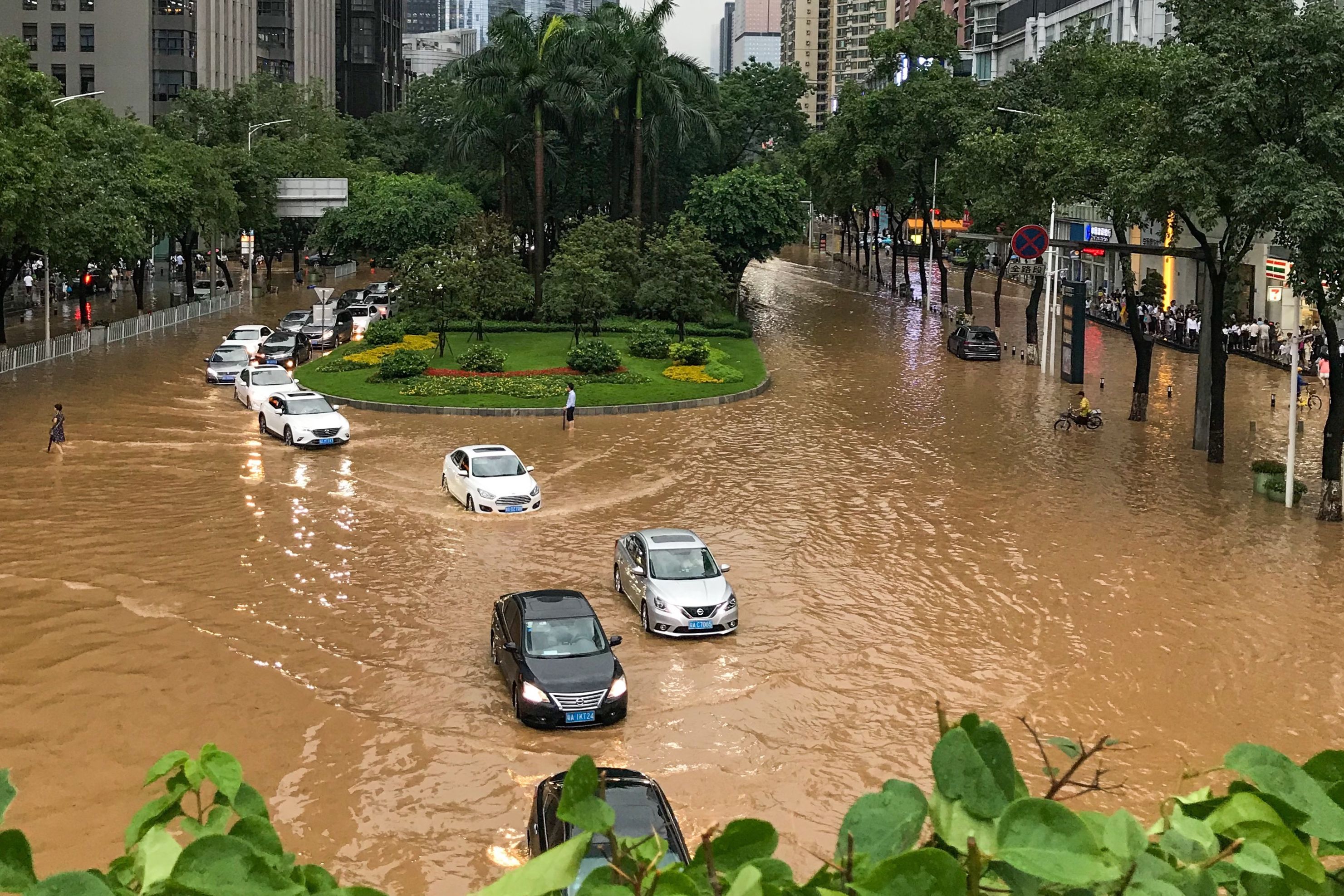 广州水灾!台风艾云尼带来的暴雨让广州变水城