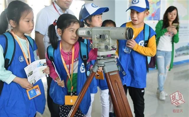 视频神秘的地震指挥中心向公众开放,湖北监测