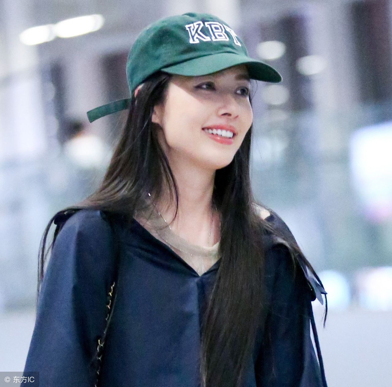 郭碧婷现身北京机场,头戴绿色棒球帽,长发飘飘