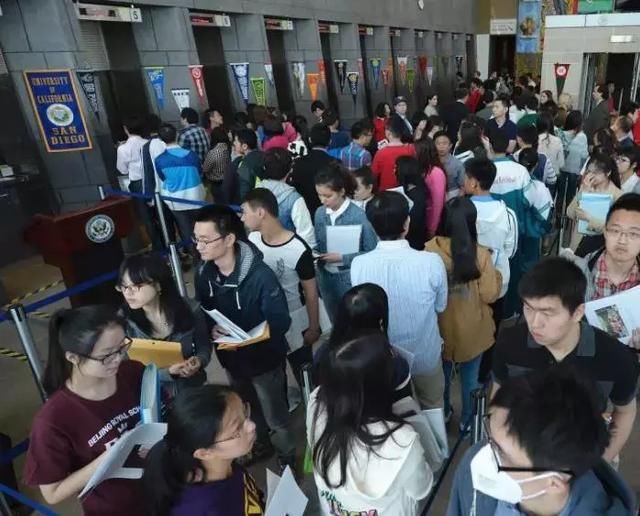 答完4个问题,护照就被退回,3名中国网友被拒签